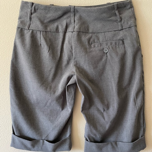 Xhilaration woman’s capri stretch pants. Grey size 5. Like new condition. - Picture 2 of 7